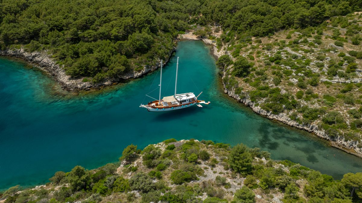 green-ray-luxury-gulet-anchored-adriatic-sea.jpg