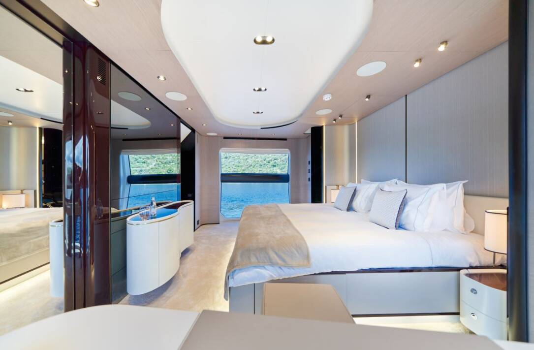 Azimut Grande 27M Aluminia Too Master Cabin