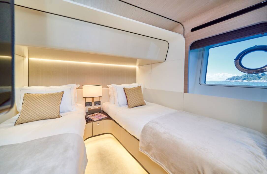 Azimut Grande 27M Aluminia Too Twin Cabin