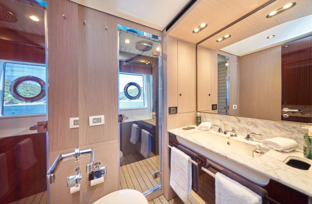 Azimut Grande 27M Aluminia Too Double Cabin Bathroom