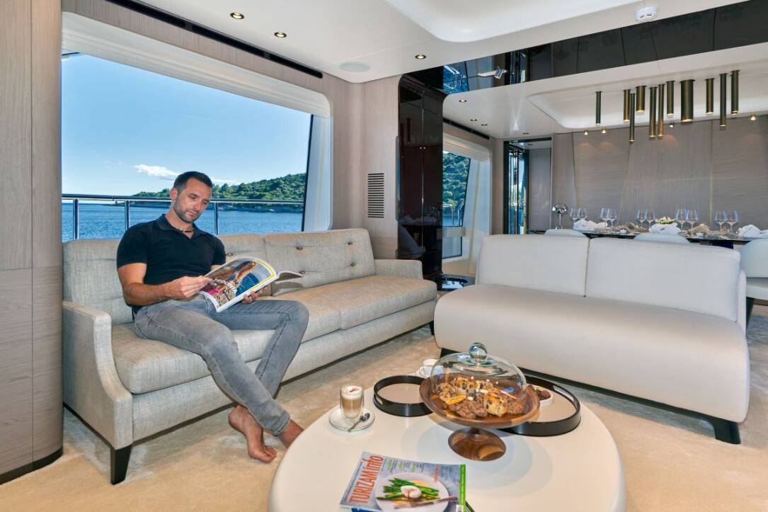 Azimut Grande 27M Aluminia Too Saloon