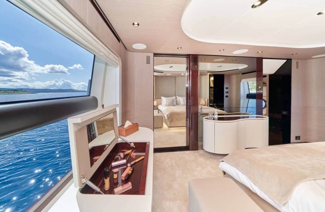 Azimut Grande 27M Aluminia Too Master Cabin