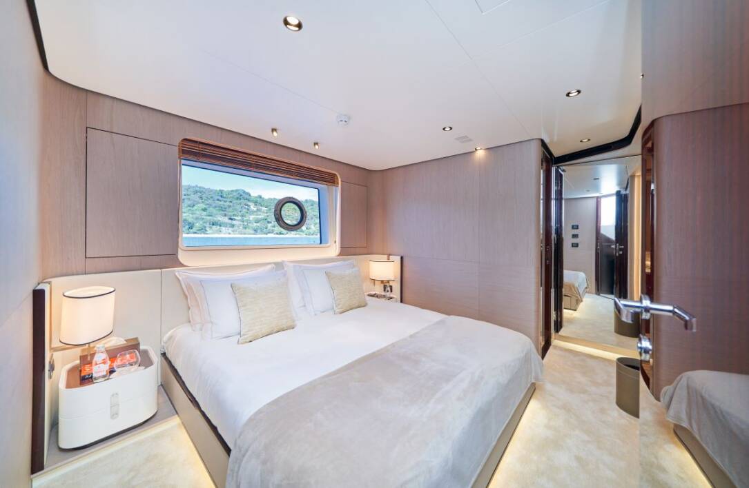 Azimut Grande 27M Aluminia Too Master Cabin Double Cabin