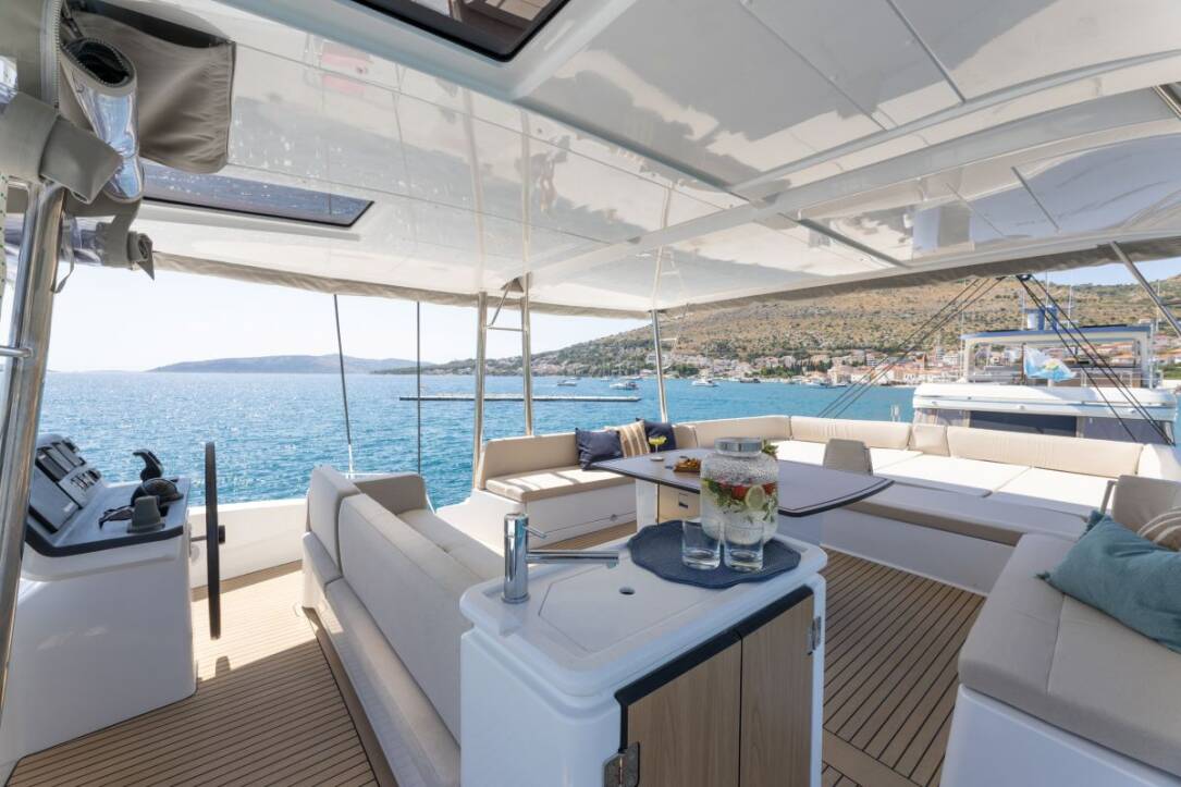 Crewed catamaran Bali 5.8 Farben Flybridge
