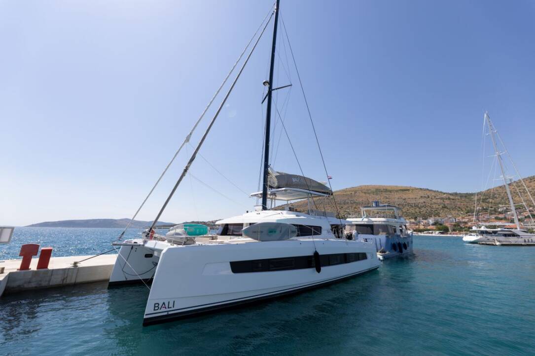 Bali 5.8 Farben, Catamaran Charter in Croatia