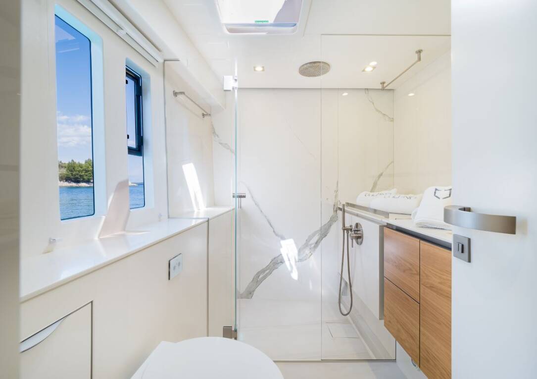 sunreef-60-vulpino-owner-cabin-bathroom