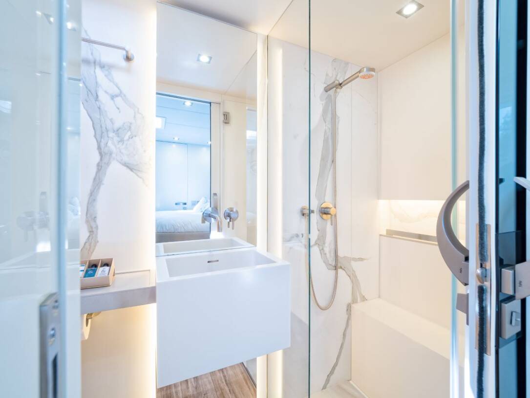 sunreef-60-vulpino-guest-cabin-bathroom