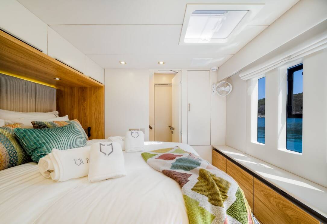 sunreef-60-vulpino-guest-cabin-bathroom