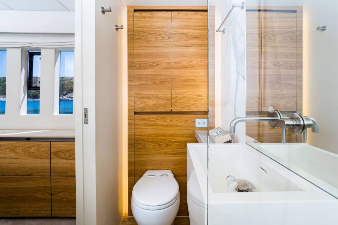 sunreef-60-vulpino-guest-cabin-bathroom