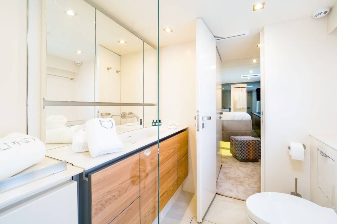 sunreef-60-vulpino-owner-cabin-bathroom