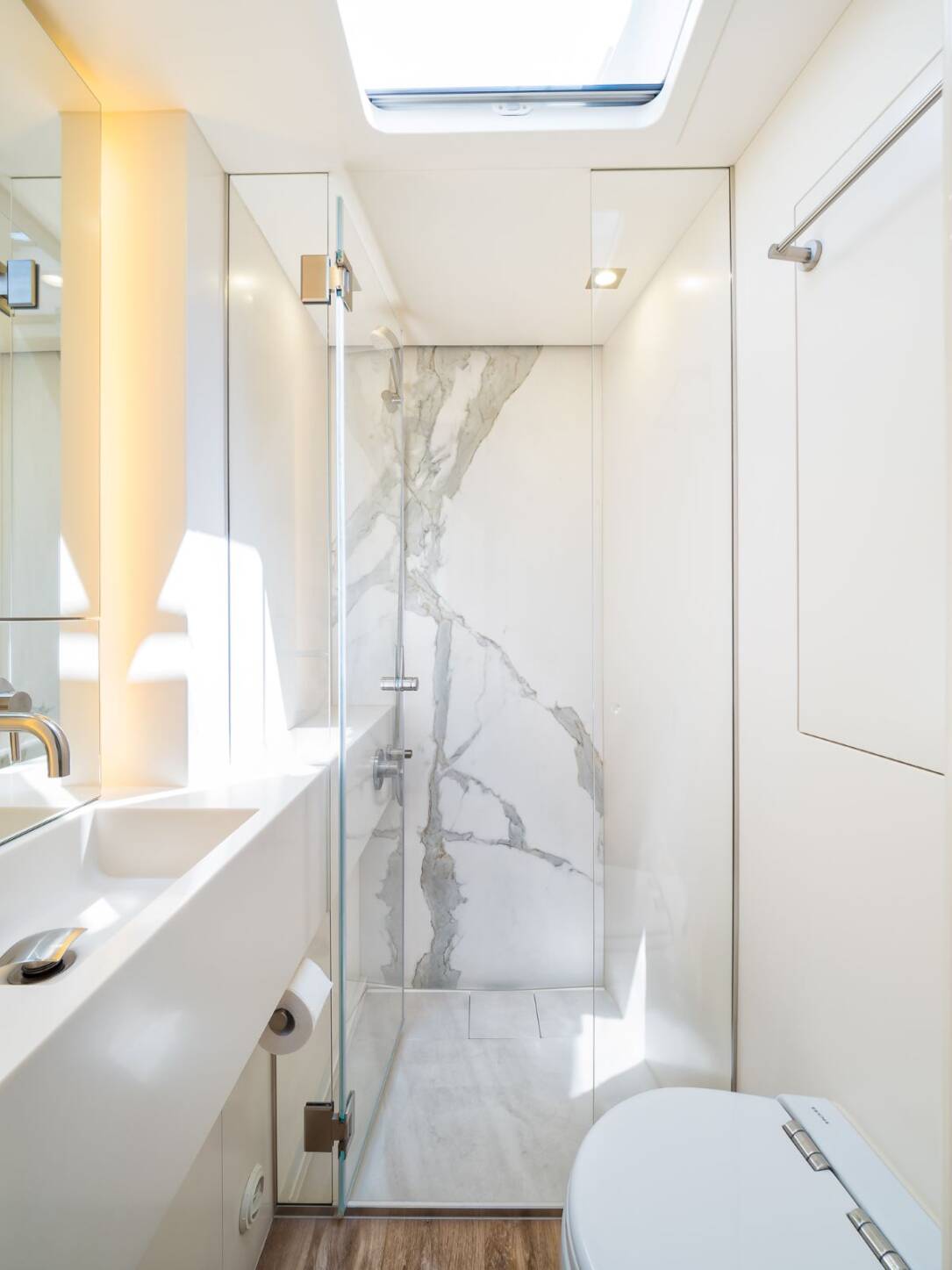 sunreef-60-vulpino-guest-cabin-bathroom