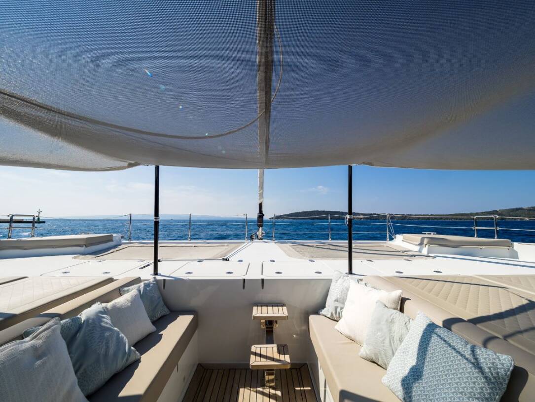 Sunreef-50-solitaire-front-lounge