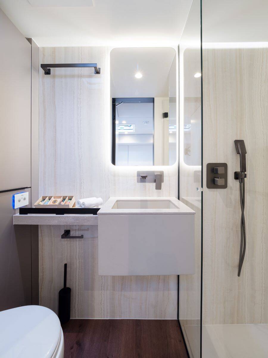 sunreef-50-sweet-dreams-catamaran-double-cabin-bathroom
